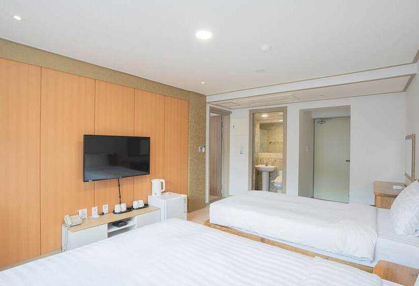 غرفة عائلية, J2 Family