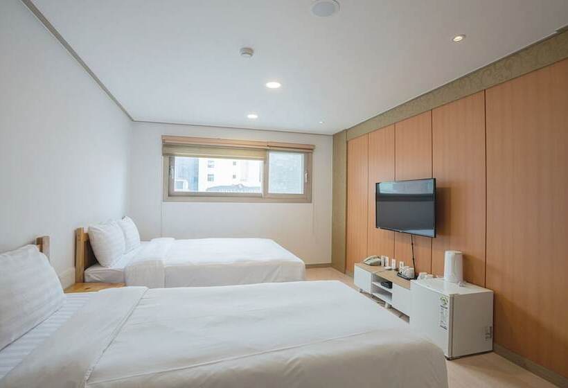 غرفة عائلية, J2 Family