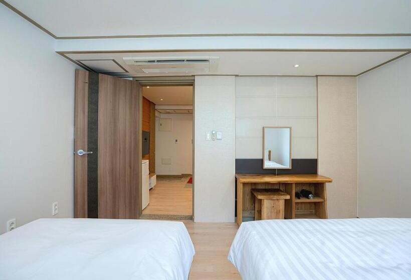 غرفة قياسية ثلاثية, J2 Family