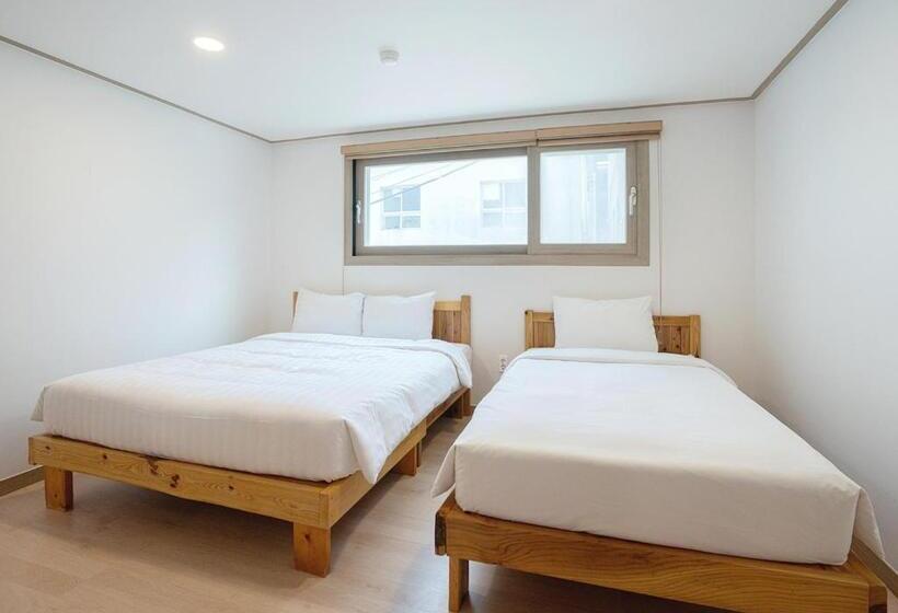 غرفة قياسية ثلاثية, J2 Family