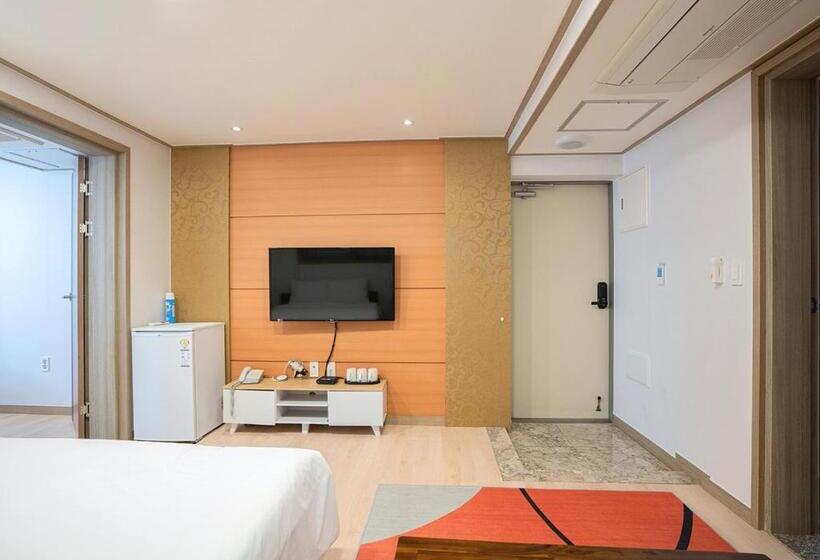 غرفة قياسية ثلاثية, J2 Family