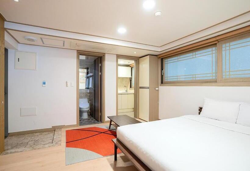 غرفة قياسية ثلاثية, J2 Family