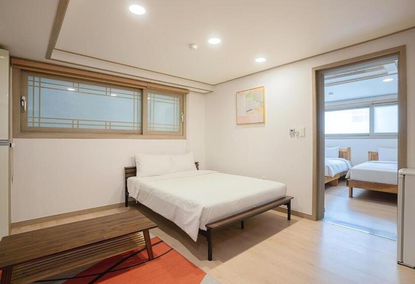 غرفة قياسية ثلاثية, J2 Family