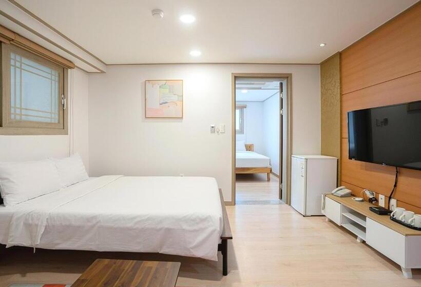 غرفة قياسية ثلاثية, J2 Family