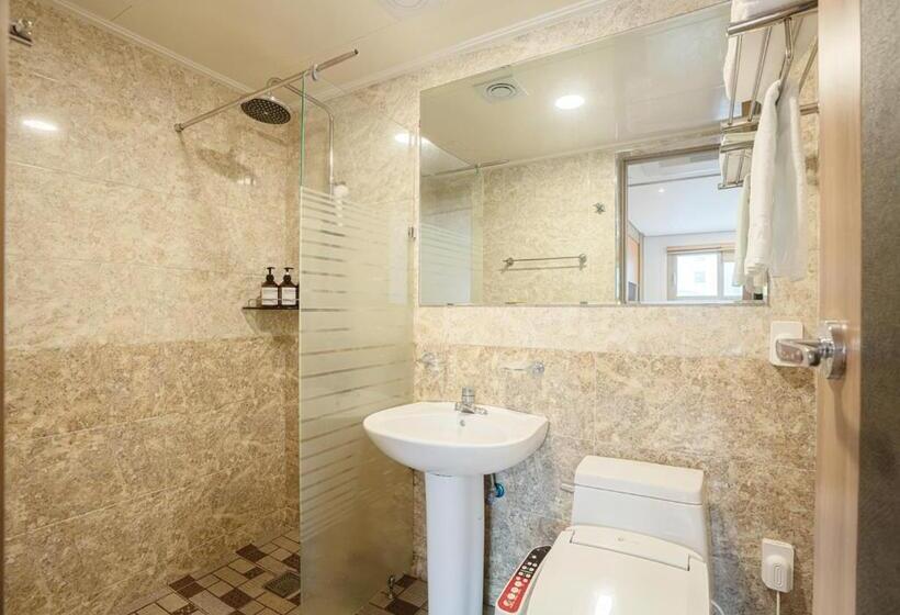 غرفة قياسية رباعية, J2 Family