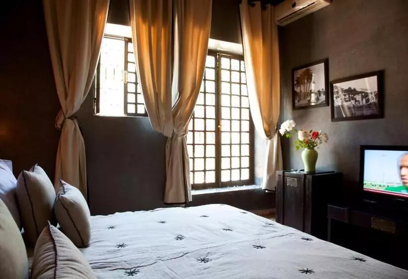 سوییت لوکس, Kasbah Illy