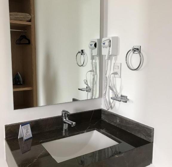 חדר דחוקס עם מיטת קינג, Ros Gaud