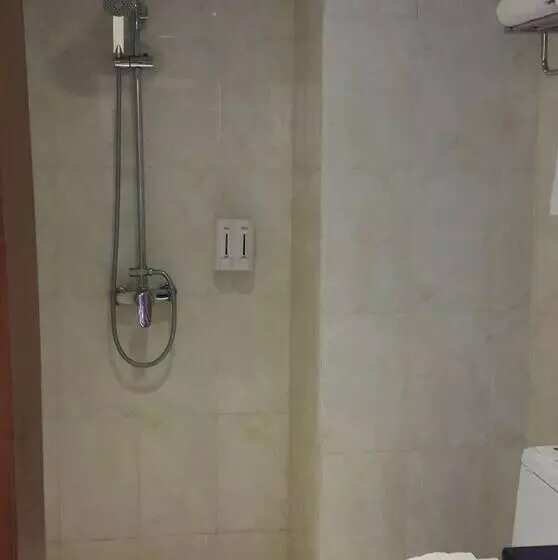 اتاق سوپریور, Yadanar Theingi