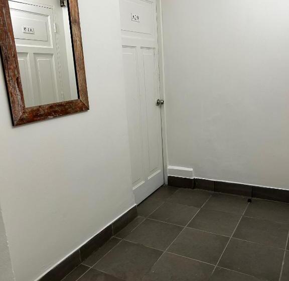 Economy Zimmer, De Blasis