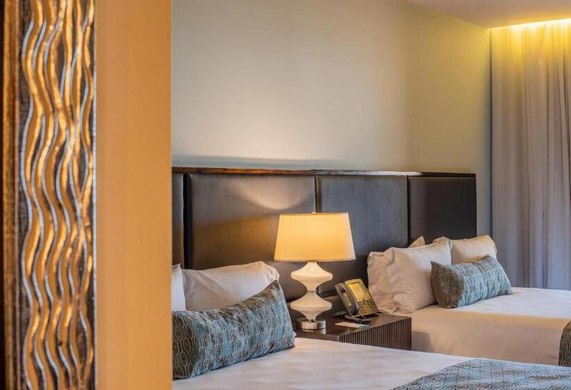 سوییت خانوادگی, Croc S Resort & Casino