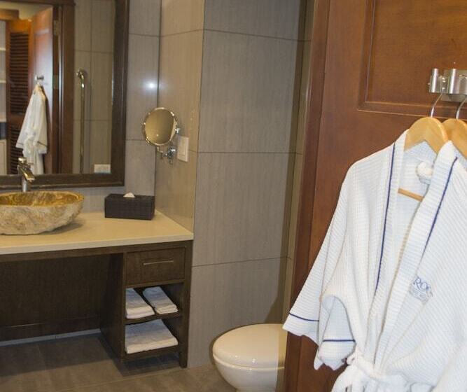 اتاق لوکس با بالکن و چشم‌انداز دریا, Croc S Resort & Casino