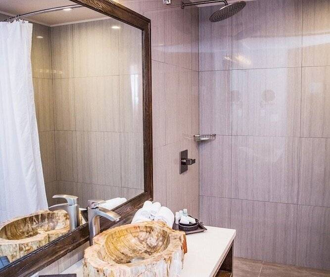 اتاق لوکس با بالکن و چشمانداز دریا, Croc S Resort & Casino