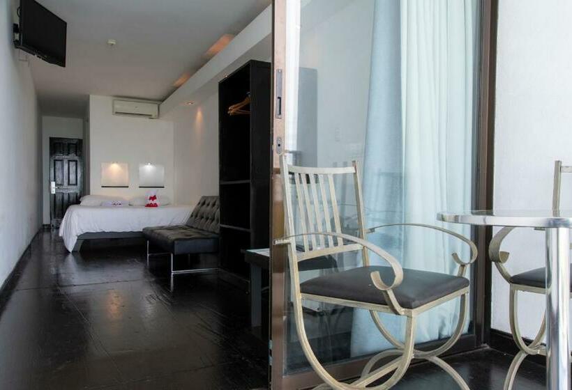 Triple Room Sea View, El Faro Containers Beach