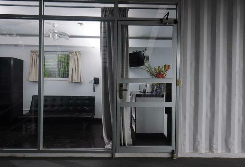 מיטת קינג בסוויטה, El Faro Containers Beach