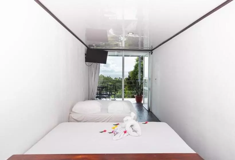 スタンダード4人部屋, El Faro Containers Beach