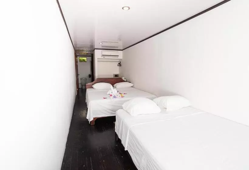 スタンダード4人部屋, El Faro Containers Beach