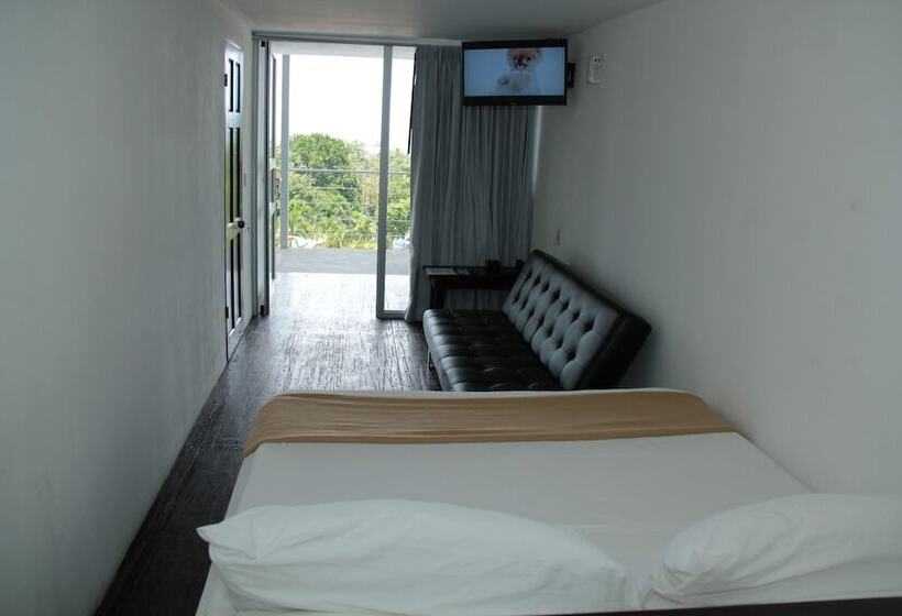 חדר סטנדרט לשלושה, El Faro Containers Beach