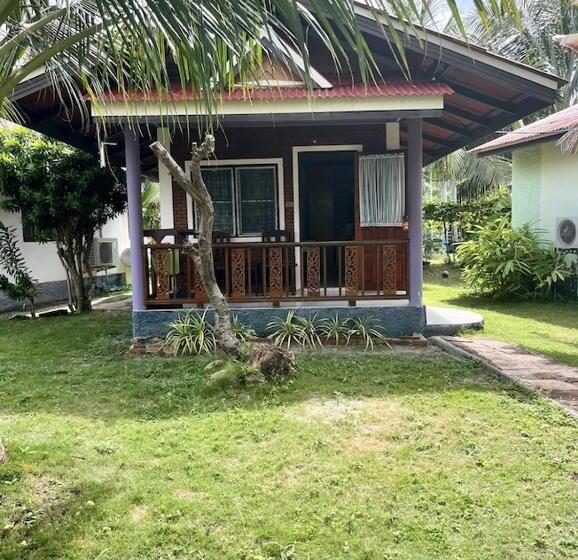 디럭스 방갈로, First Villa Beach Resort