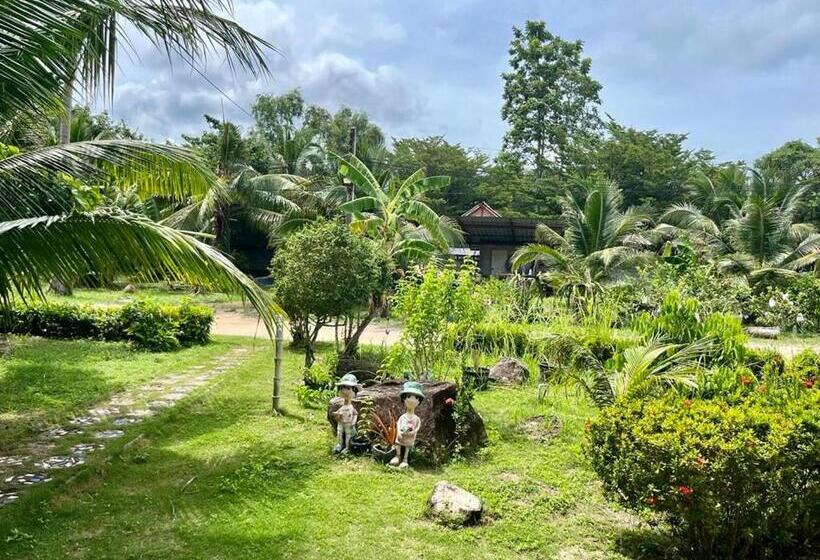 Трехместный Номер Стандарт Вид на Сад, First Villa Beach Resort