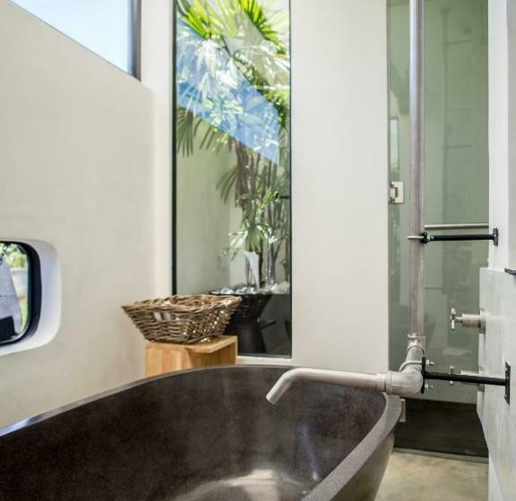 کلبه دلوکس, Cross River Kwai