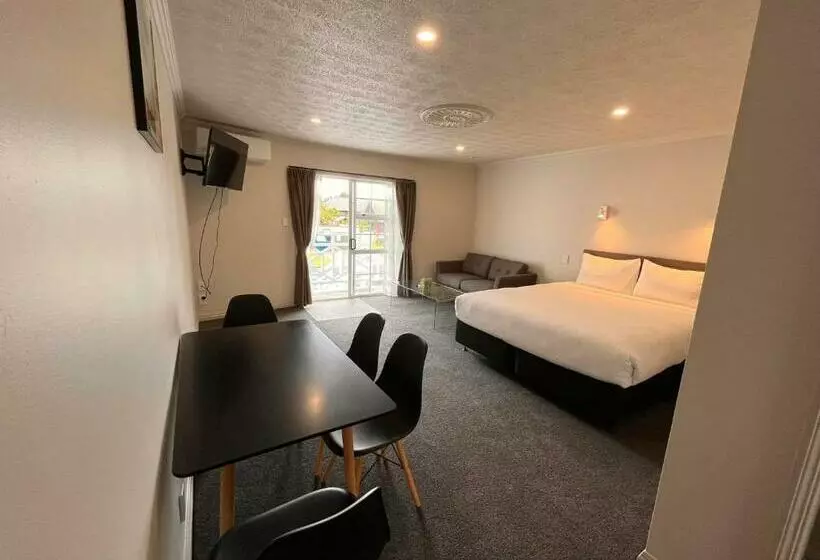 スタンダードスタジオ, Ashleigh Court Motel