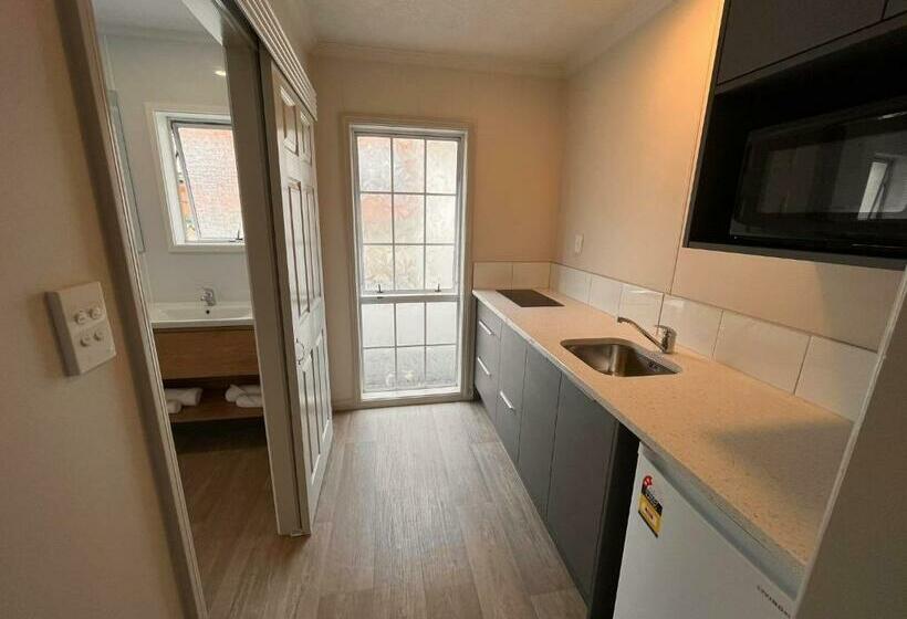 Студия Стандарт, Ashleigh Court Motel