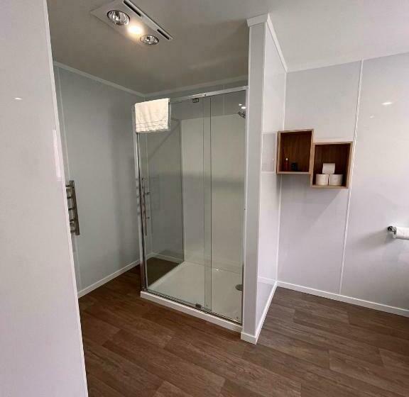 Студия Стандарт, Ashleigh Court Motel