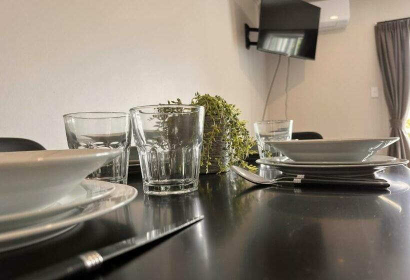 Студия Стандарт, Ashleigh Court Motel