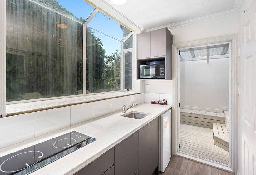 Студия Стандарт, Ashleigh Court Motel