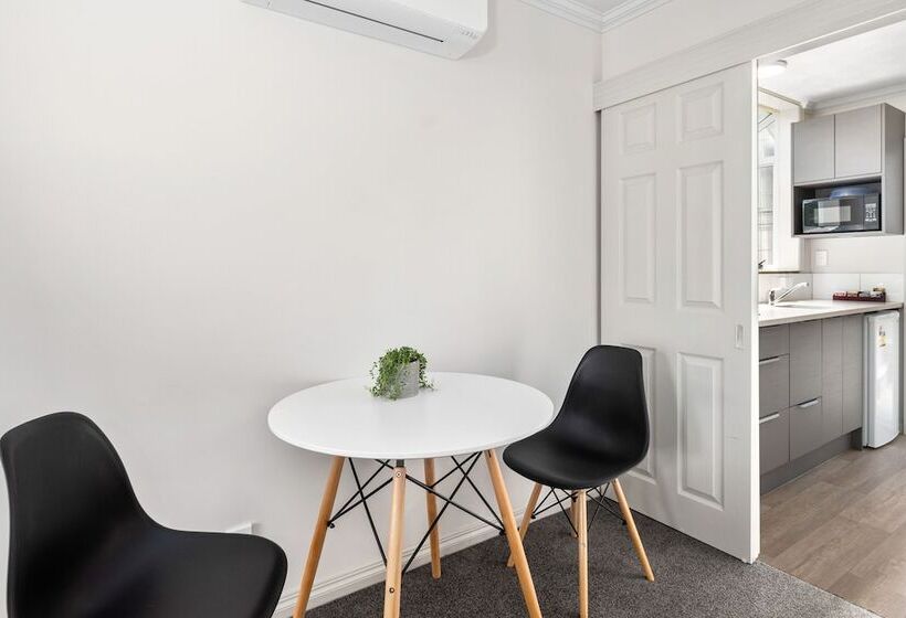 Студия Стандарт, Ashleigh Court Motel