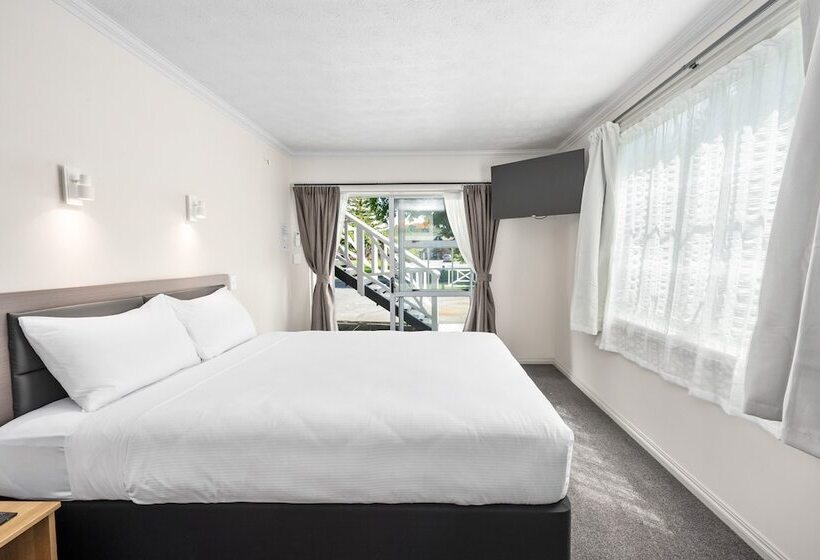 Студия Стандарт, Ashleigh Court Motel