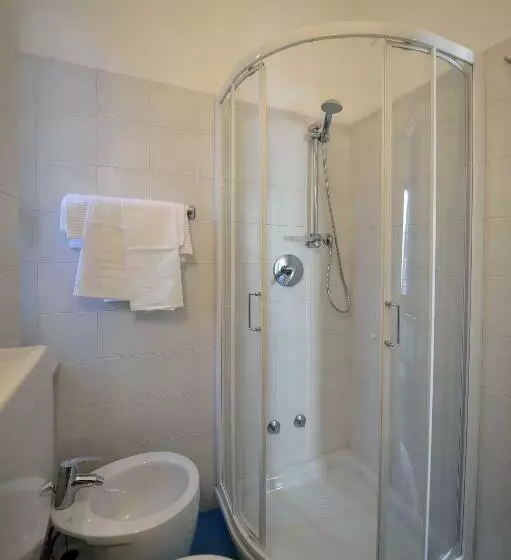 اتاق استاندارد یک نفره, Guya