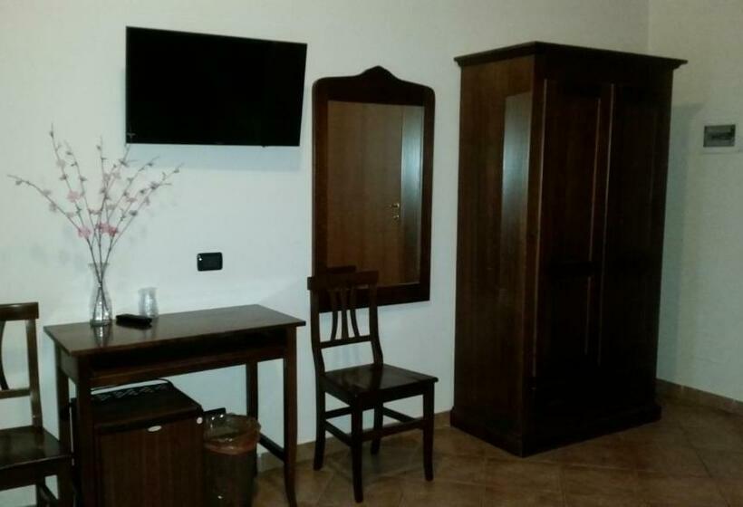 חדר סטנדרט לשלושה, La Pendola