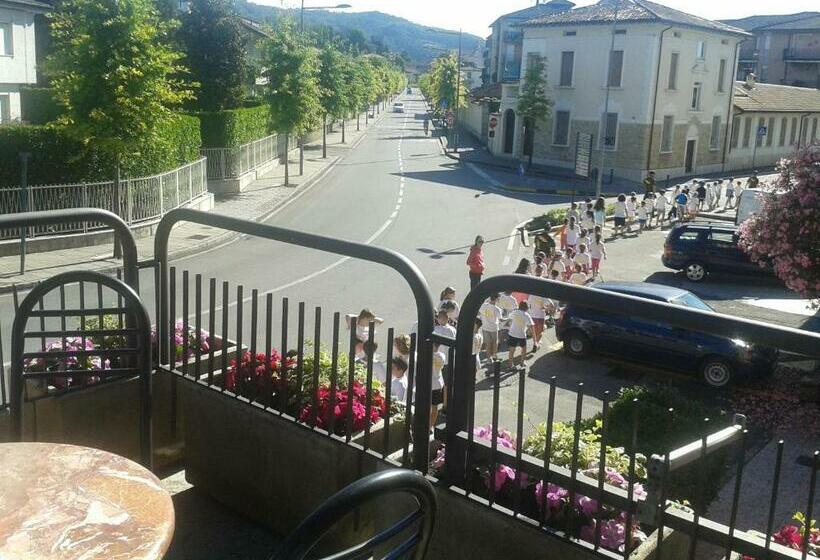 חדר סטנדרט לשלושה, Moderno