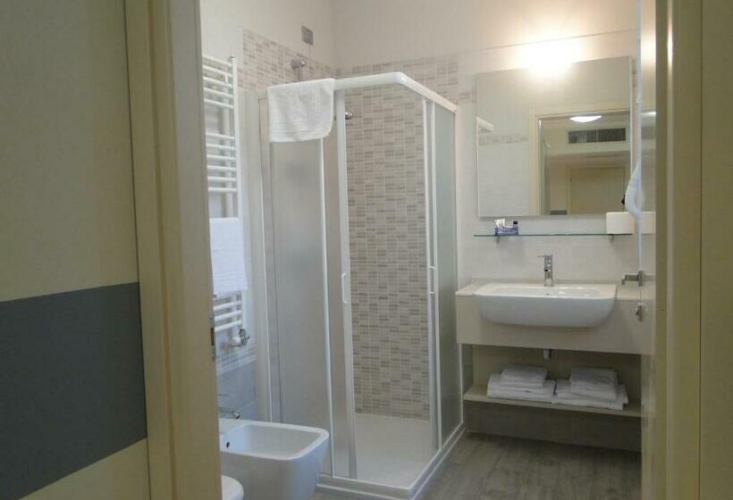 חדר סטנדרט לשלושה, Moderno