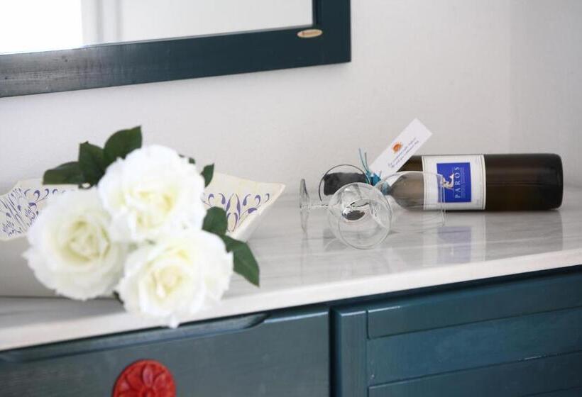 غرفة قياسية رباعية, Paros Inn