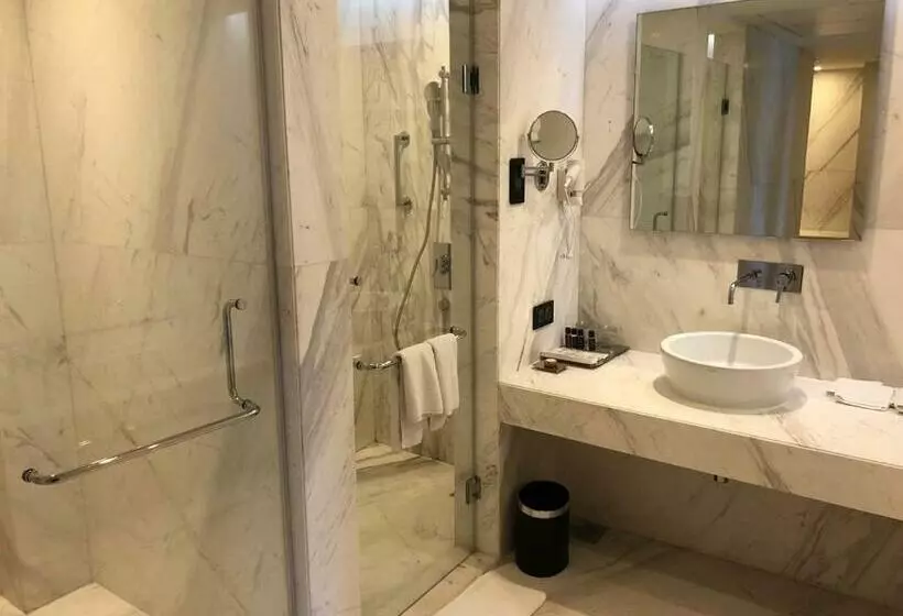 キングサイズベッドのデラックスルーム, Pride Plaza Hotel, Aerocity New Delhi