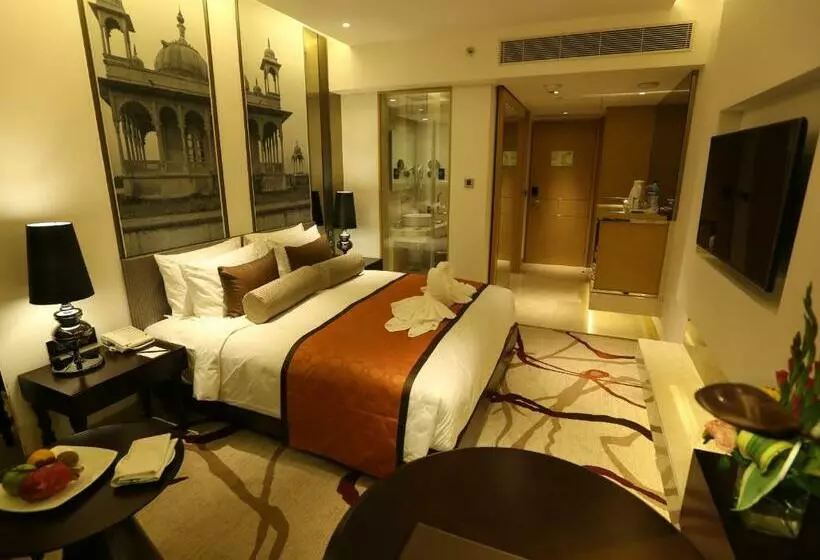 キングサイズベッドのデラックスルーム, Pride Plaza Hotel, Aerocity New Delhi