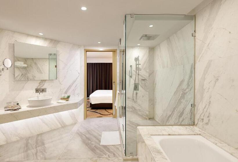 Люкс Премиум, Pride Plaza Hotel, Aerocity New Delhi