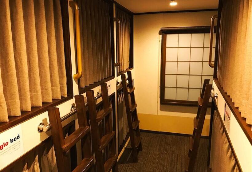 سرير فى غرفة مشتركه, K S House Takayama   Quality Hostels