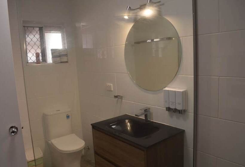 إستديو عائلى, Monte Carlo Motor Inn