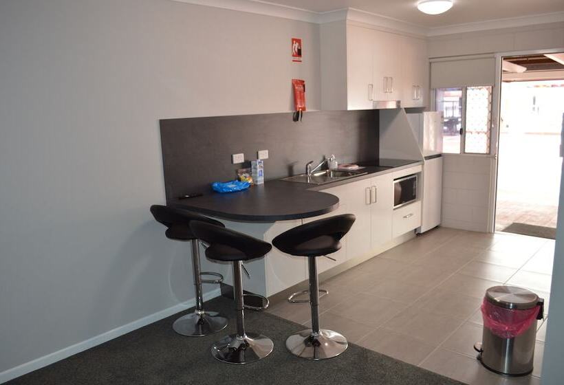 إستديو عائلى, Monte Carlo Motor Inn