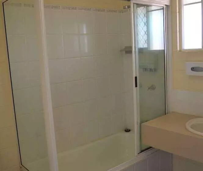 Huoneisto 1 Makuuhuone Allasnäkymä, Monte Carlo Motor Inn