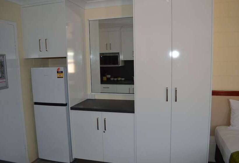 إستديو عائلى, Monte Carlo Motor Inn