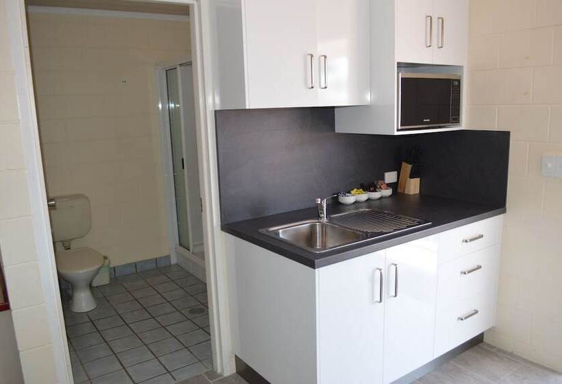 إستديو عائلى, Monte Carlo Motor Inn