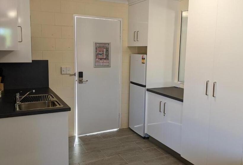 إستديو عائلى, Monte Carlo Motor Inn