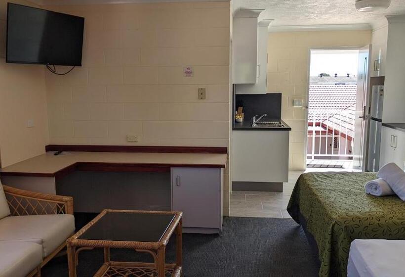 إستديو عائلى, Monte Carlo Motor Inn