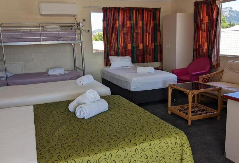 إستديو عائلى, Monte Carlo Motor Inn