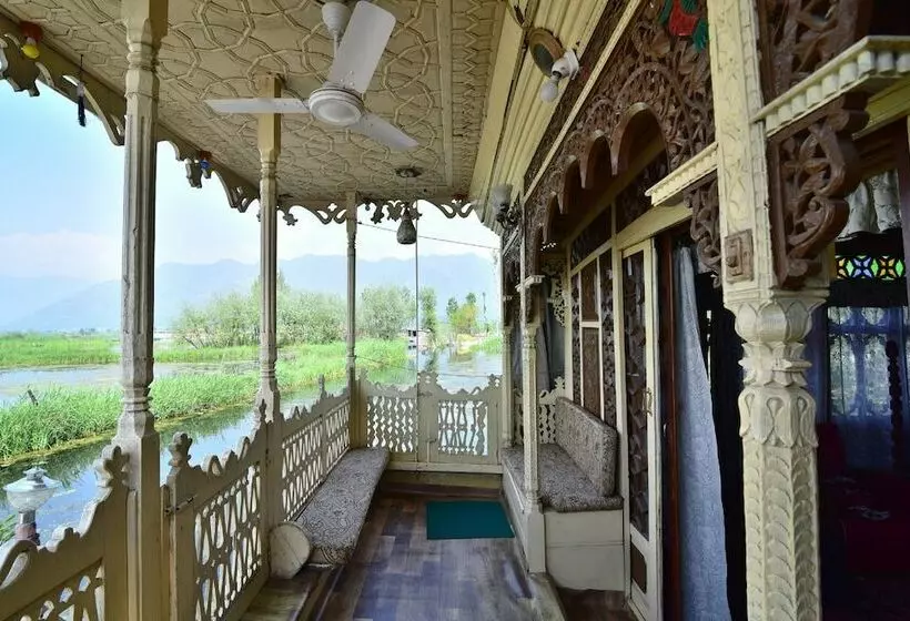 Deluxe-huone, Hb Zaindari Palace