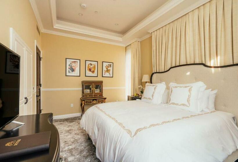 جناح مطل على المدينة, Mansion On Sutter